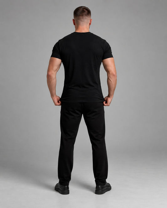 Mironi T-Shirt in Schwarz, Mann in ganzer Figur von hinten