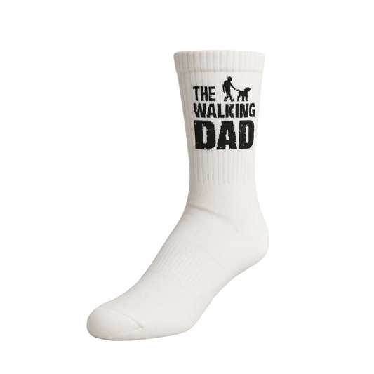 Walking DAD Socken in Weiß, getragen neben einem Golden Retriever