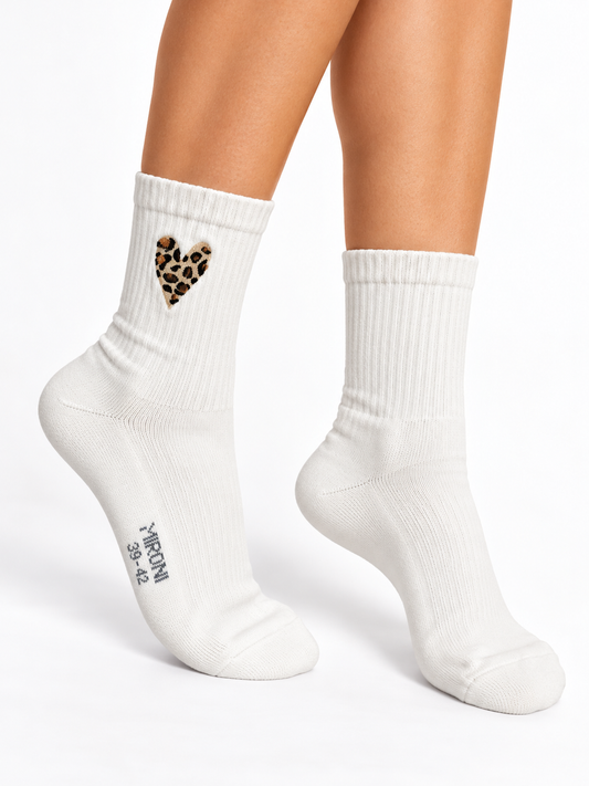 Leo Herz Socken in Weiß mit Leoparden-Herz, an den Füßen getragen