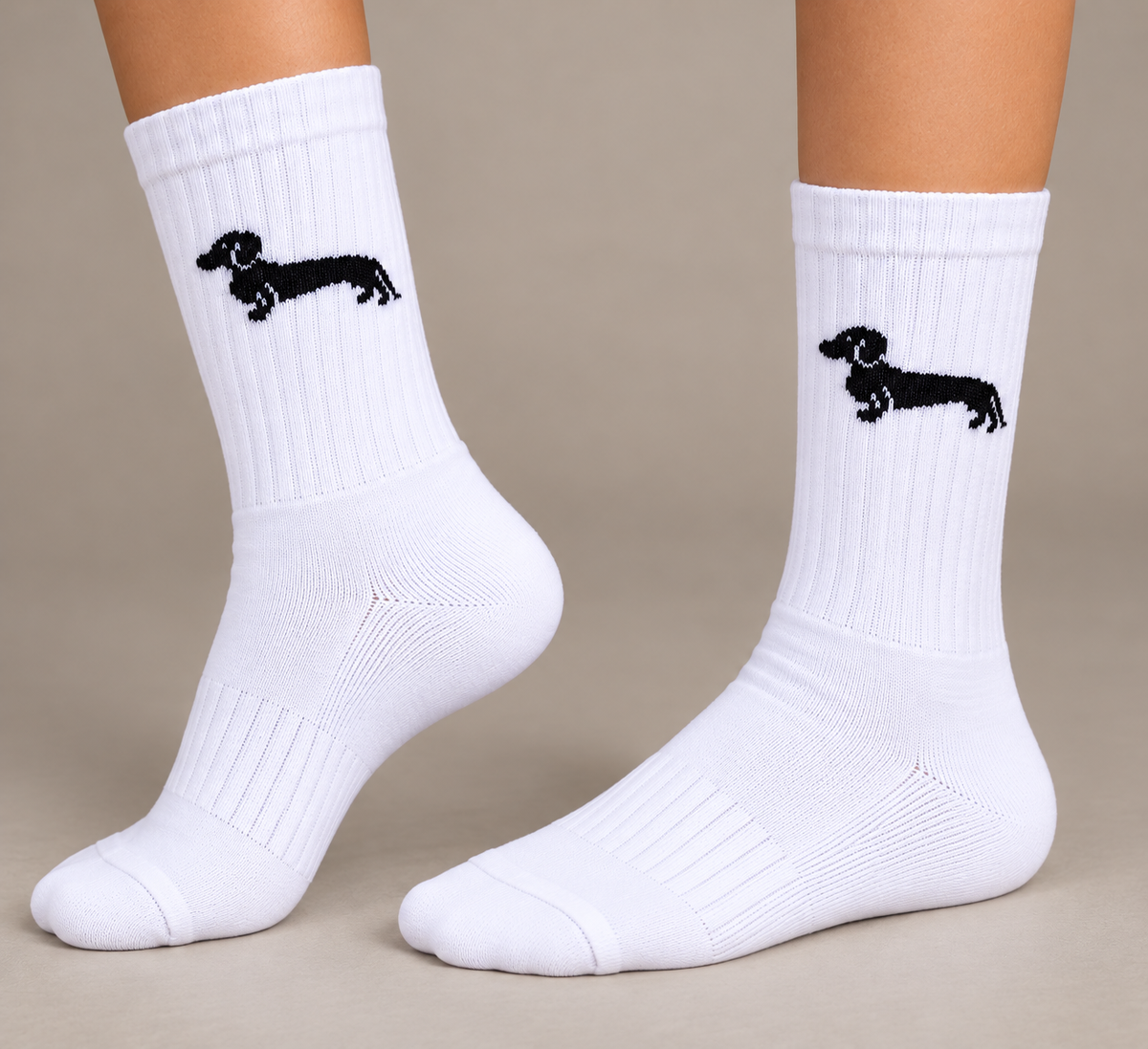 Dackel Socken in Weiß mit schwarzem Dackel-Motiv, Paar an den Füßen