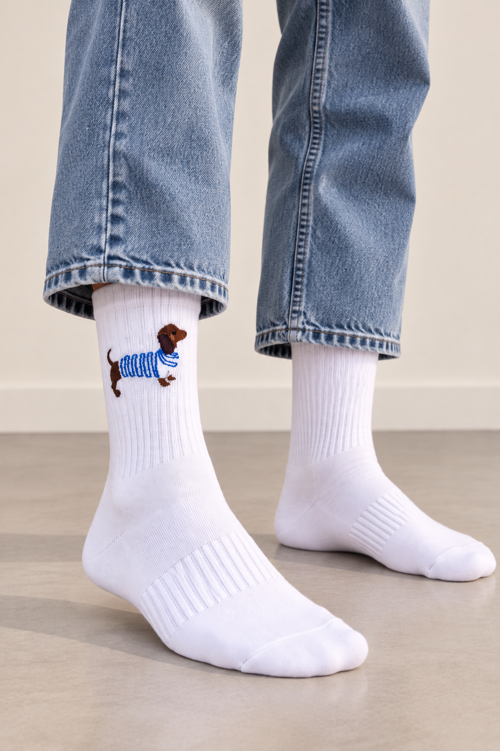 Dackel Blau Socken in Weiß, getragen zu Jeans und weißen Sneakern