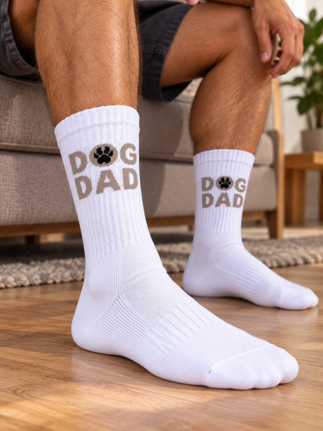 DOG Dad Socken in Weiß, an den Beinen getragen