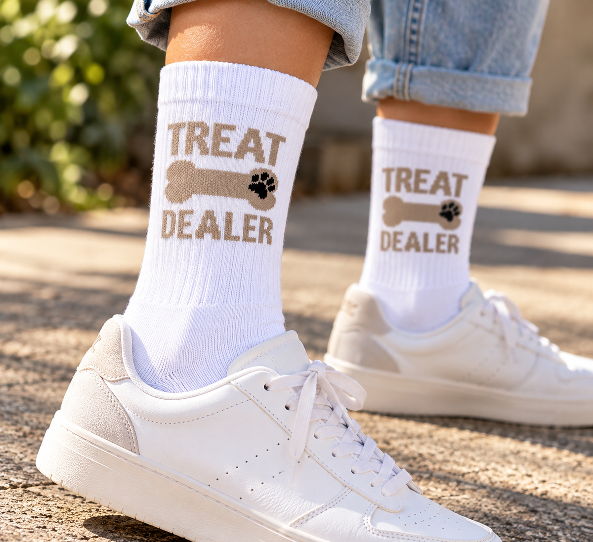 Treat Dealer Socken in Weiß, getragen zu weißen Sneakern