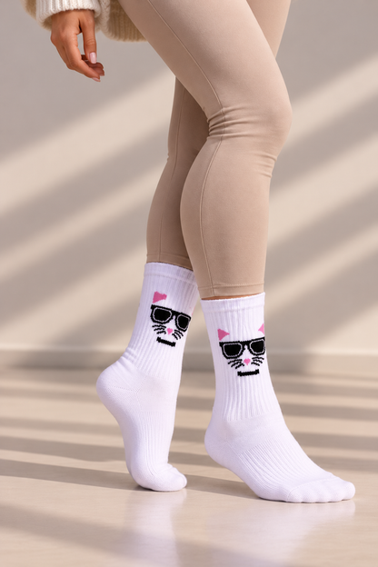 Katze Socken in Weiß mit Katzenaugen-Motiv, an den Beinen getragen