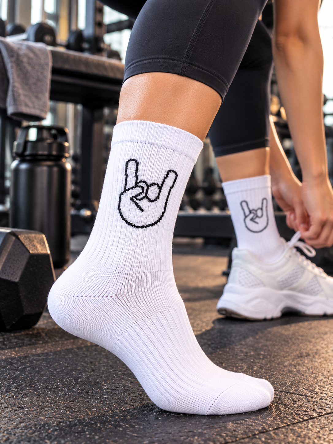 Fingers Socken in Weiß, getragen beim Schuhebinden