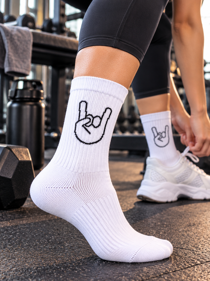 Fingers Socken in Weiß, getragen beim Schuhebinden
