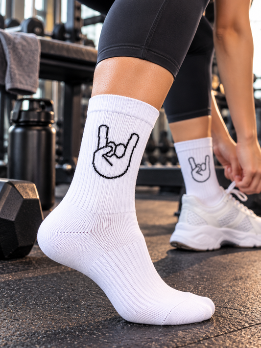 Fingers Socken in Weiß, getragen beim Schuhebinden