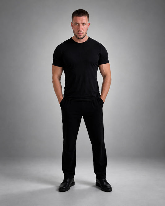 Mironi T-Shirt in Schwarz, Mann in ganzer Figur von vorne