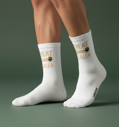 Treat Dealer Socken in Weiß mit Schriftzug am Bund, Paar an den Füßen