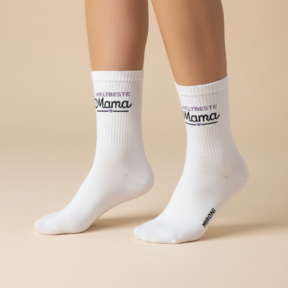 Mother Socken in Weiß mit Mama-Schriftzug, Paar an den Beinen getragen