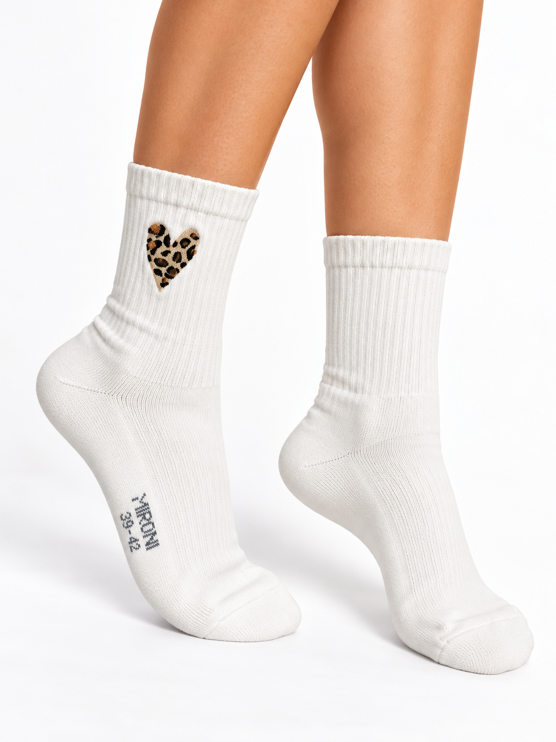 Leo Herz Socken in Weiß mit Leoparden-Herz, an den Füßen getragen