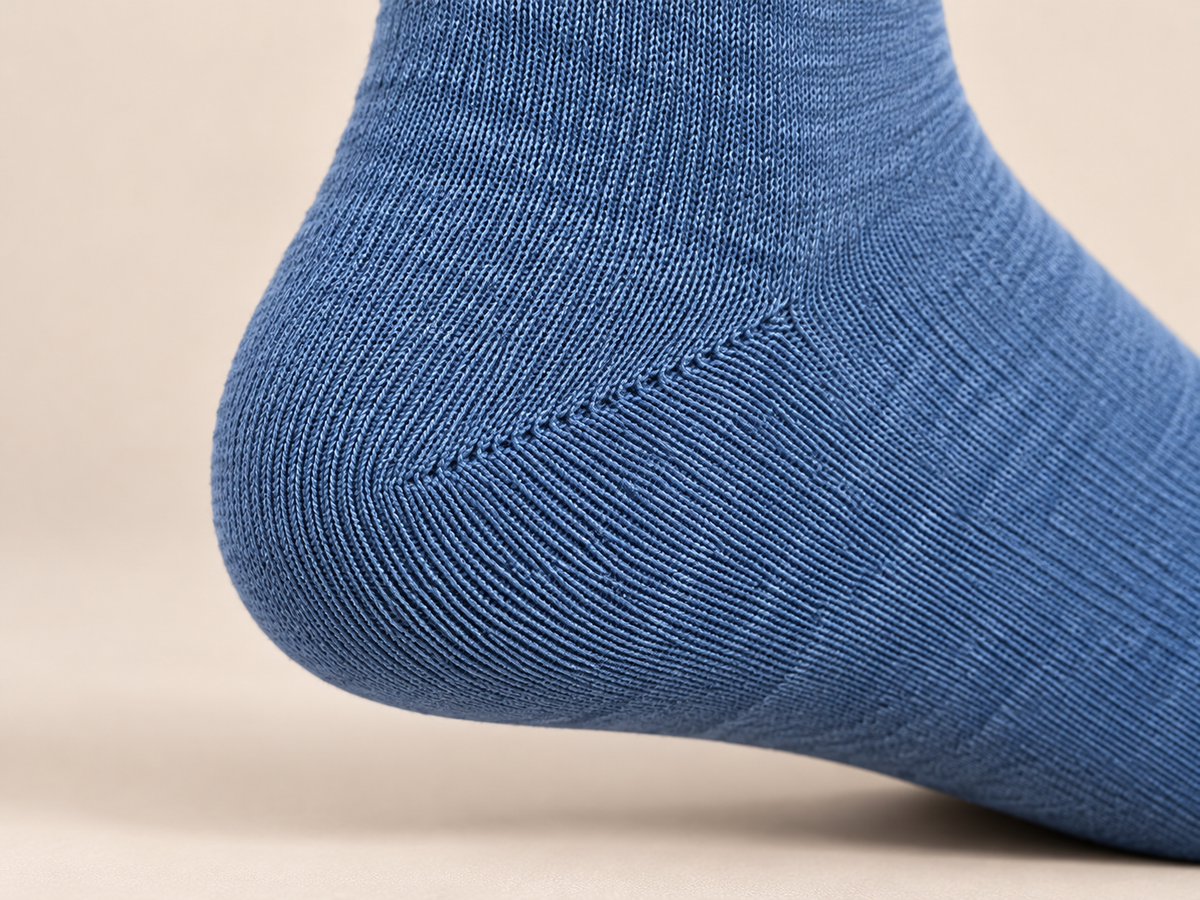 Velvety Basic Socken in Light Jeans, Nahaufnahme der verstärkten Ferse