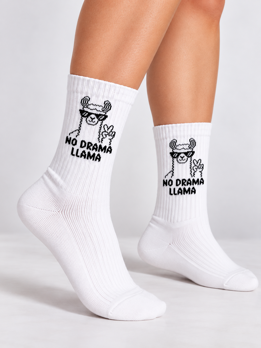 Llama Socken in Weiß mit Lama-Motiv, Paar an den Füßen