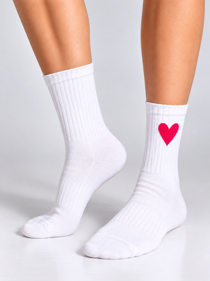 Herz Socken in Weiß mit pinkem Herz, getragen zu kurzem Rock