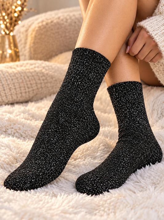 Glitzer Socken in Schwarz mit metallischen Fasern, an den Füßen getragen
