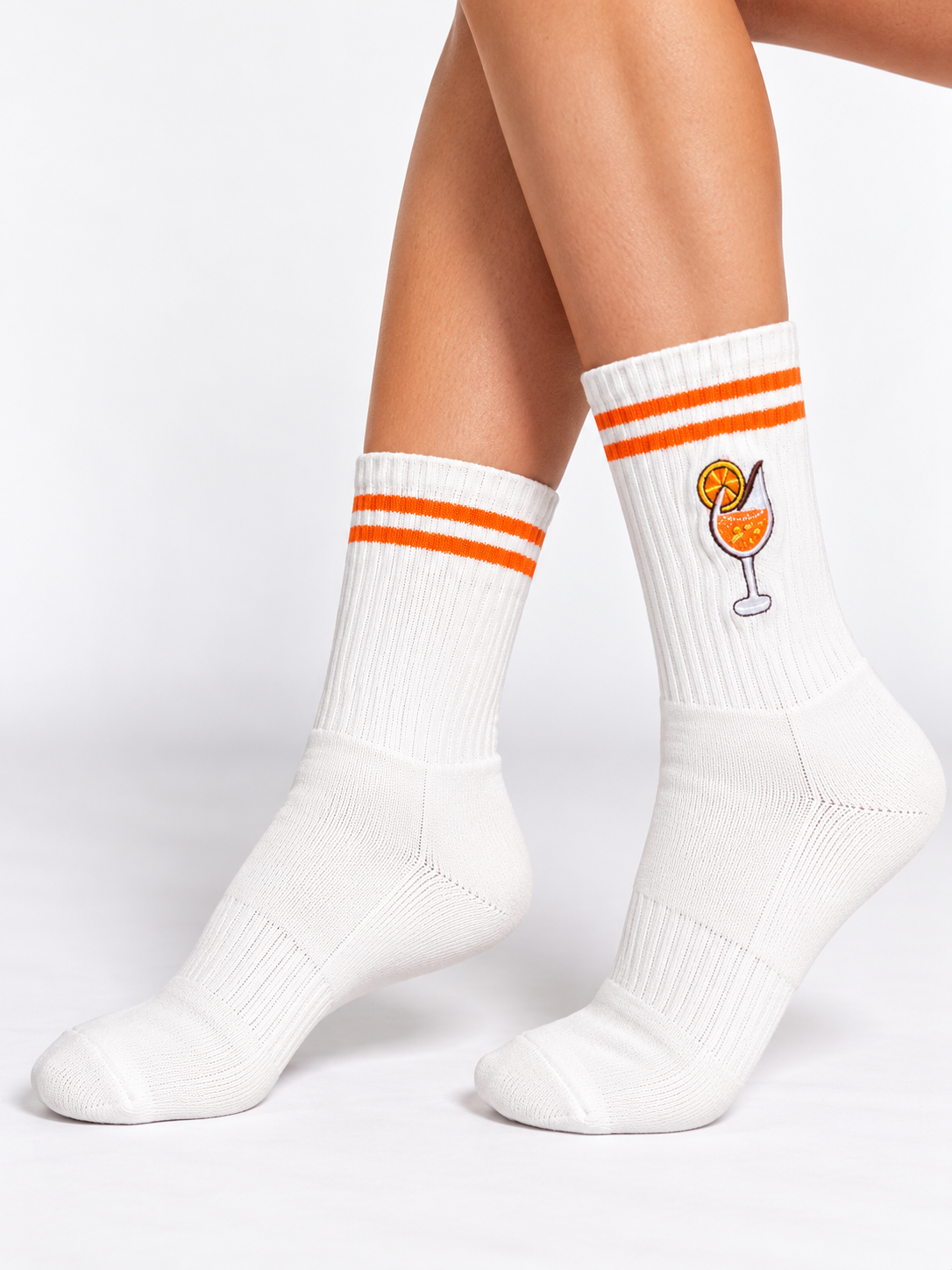 Drink Socken in Weiß, an den Beinen getragen im Herbst