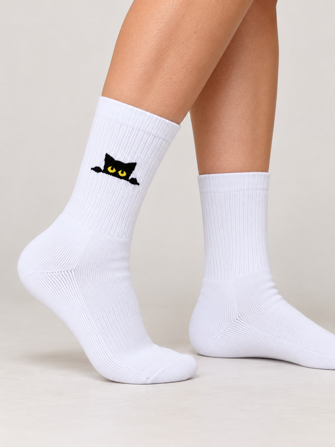 Katze Socken in Weiß mit schwarzem Katzen-Motiv, an den Füßen getragen