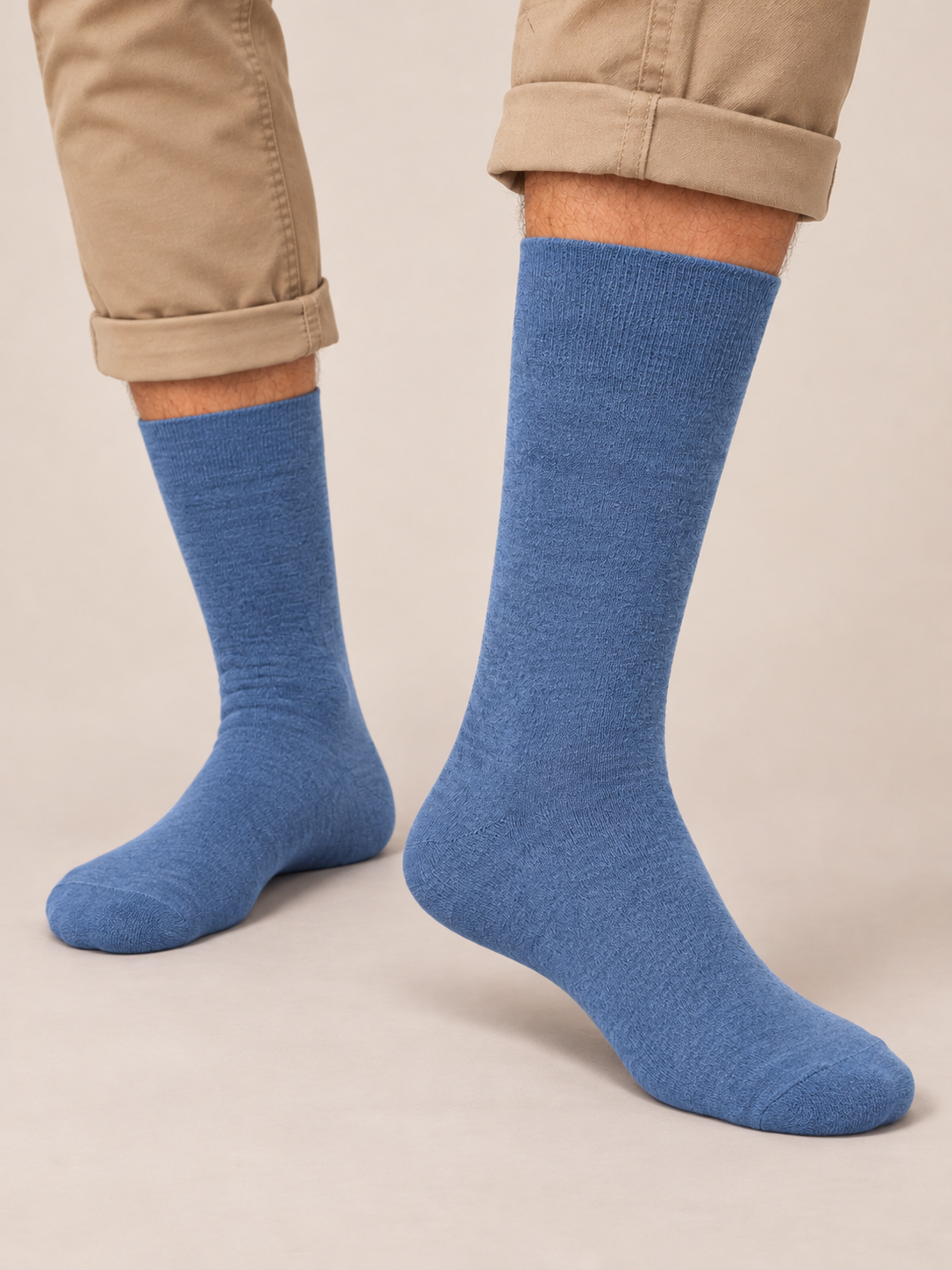 Velvety Basic Socken in Light Jeans, an den Beinen getragen