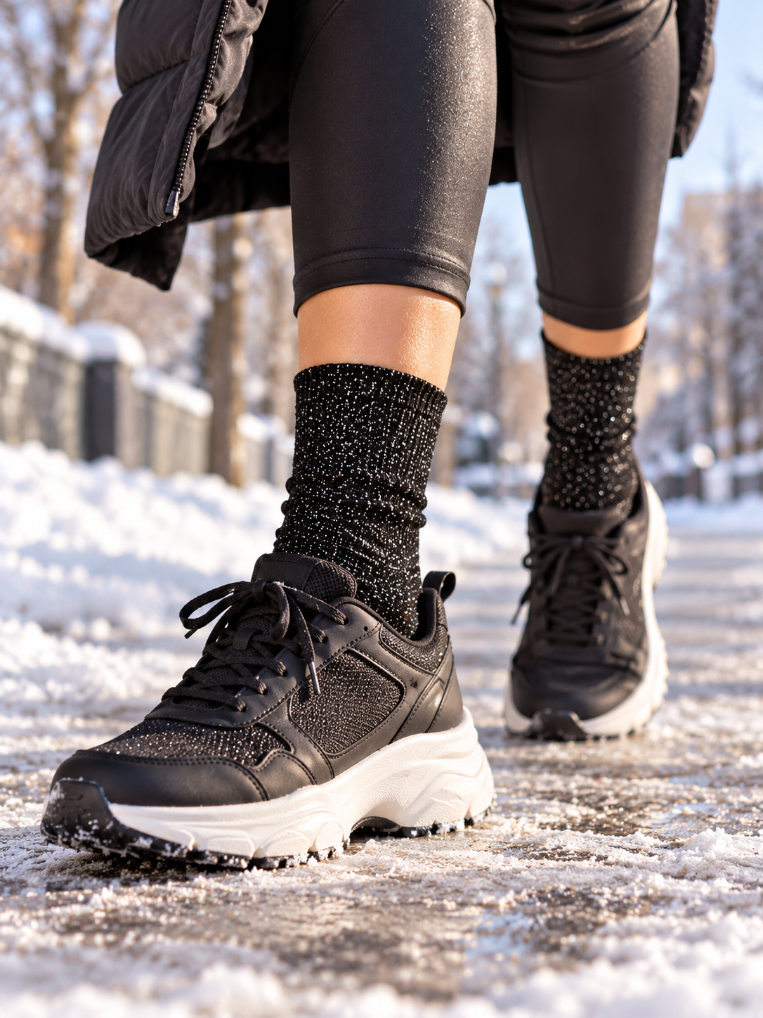 Glitzer Socken in Schwarz, getragen zu schwarzen Winterboots