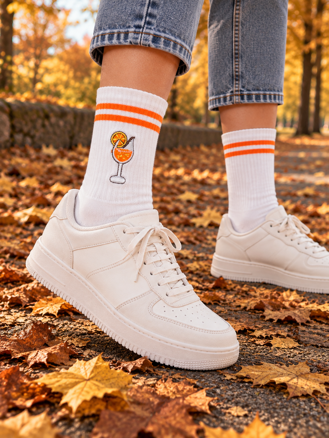 Drink Socken in Weiß, getragen zu weißen Sneakern im Herbstlaub