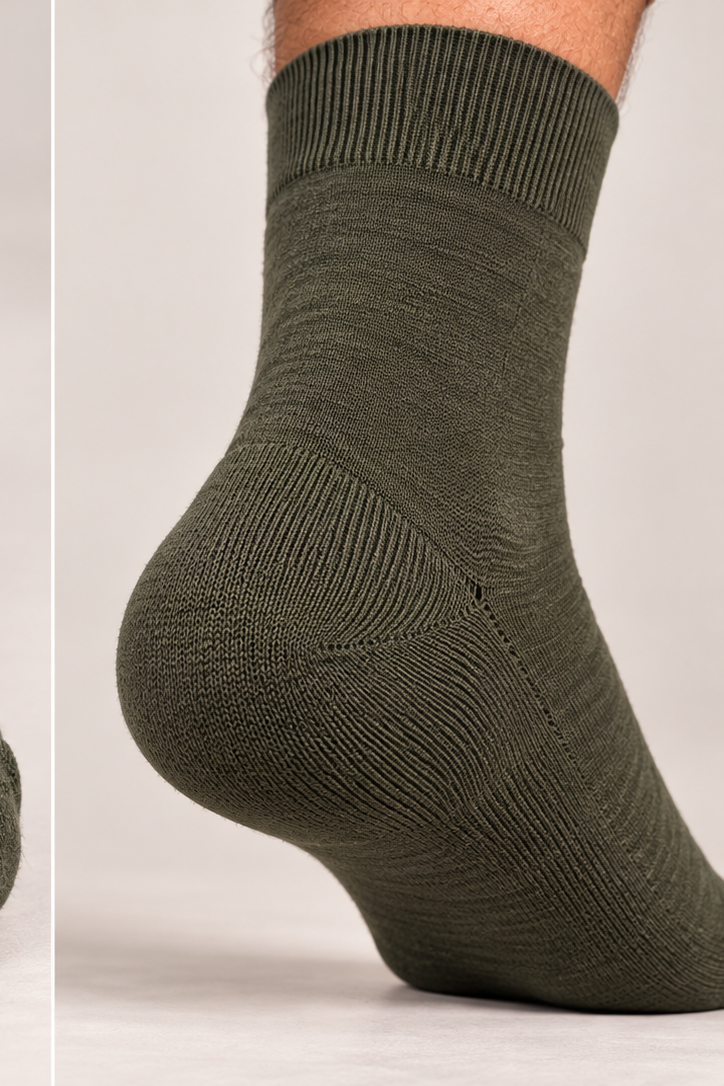 Velvety Basic Socken in Oliv, einzelne Socke von vorne