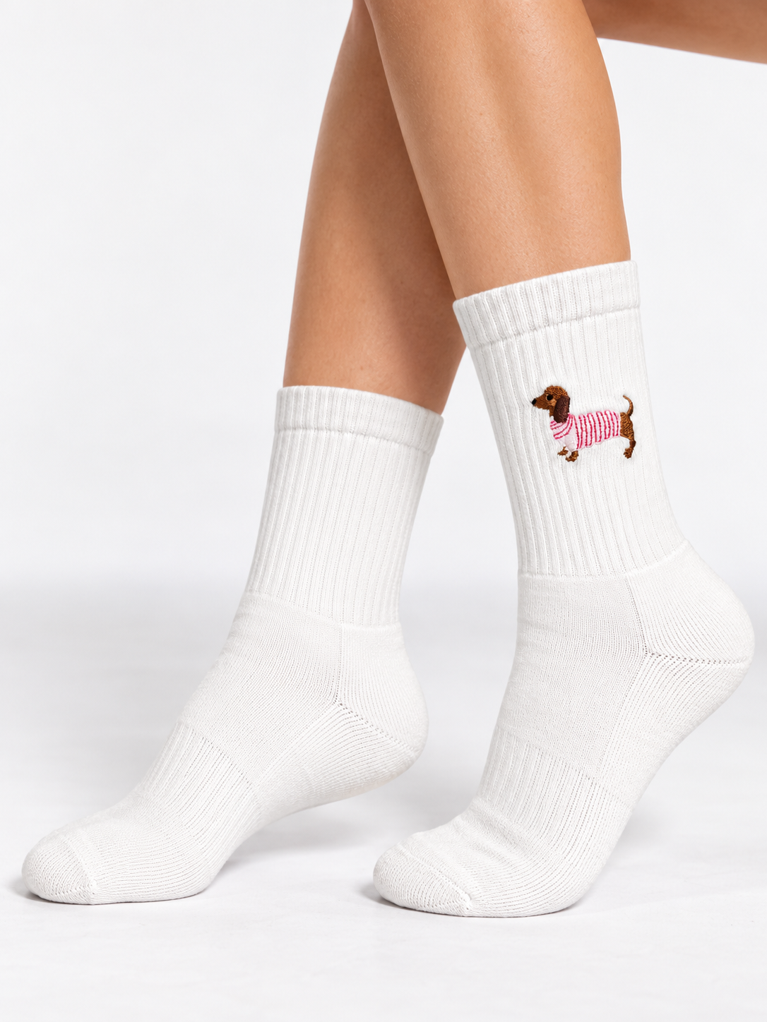 Dackel Pink Socken in Weiß, an den Beinen getragen