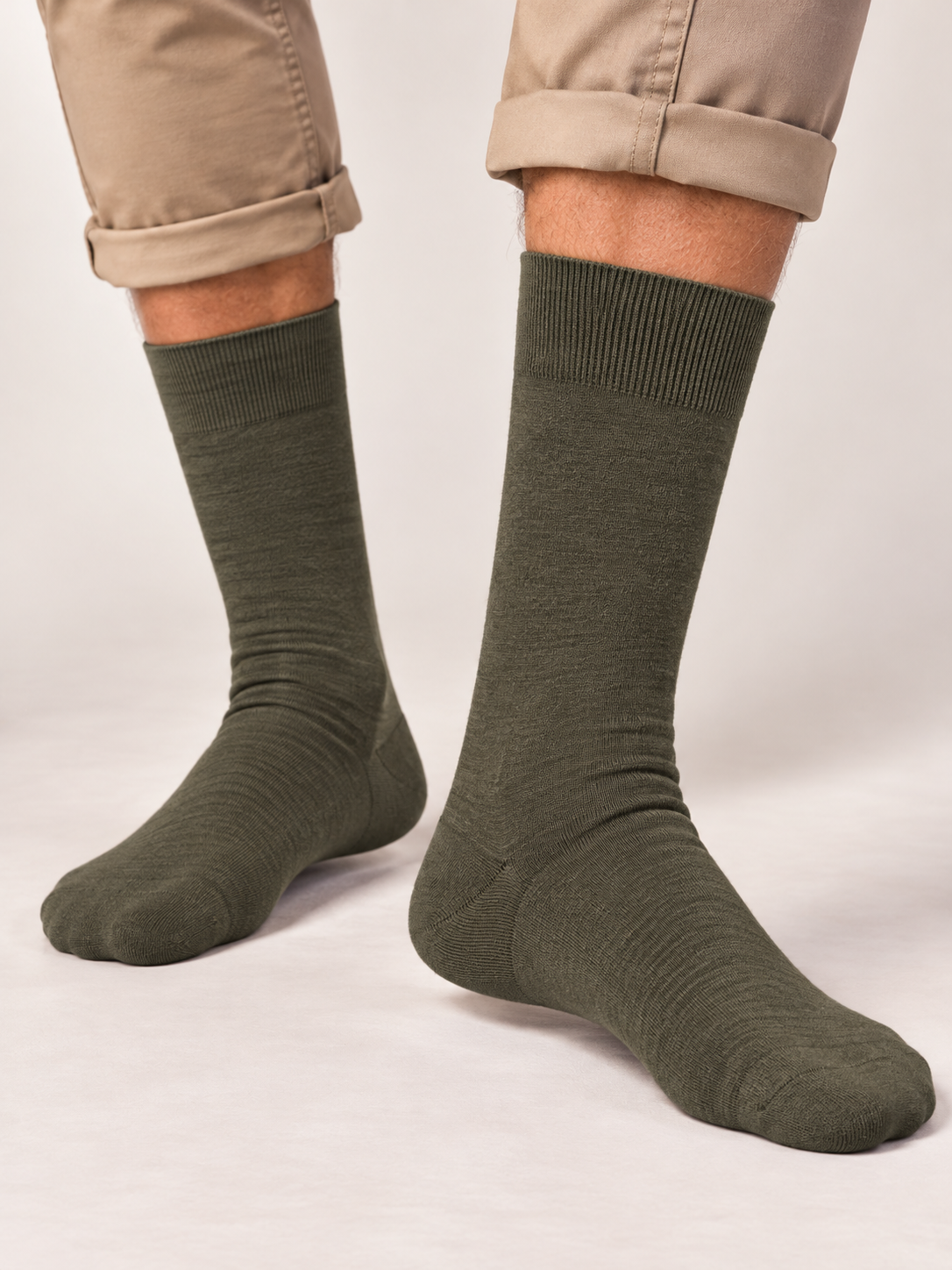 Velvety Basic Socken in Oliv, an den Beinen getragen