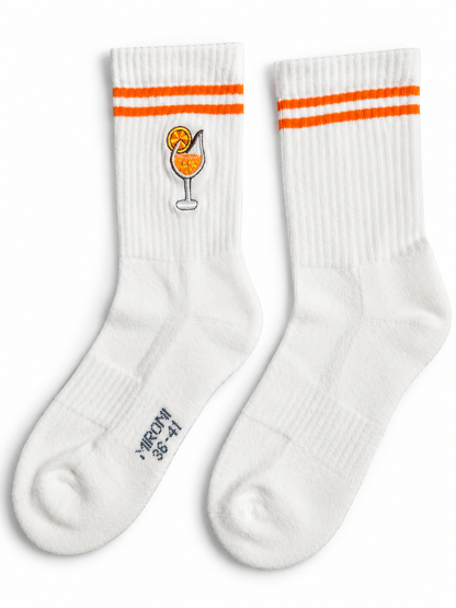 Drink Socken in Weiß mit orangen Streifen, Paar nebeneinander